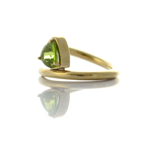 Gold peridot ring. R48