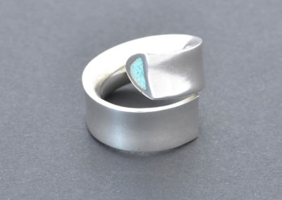 Turquoise silver ring. Spiral shaped ring. Elegant sleek ring. Sterling silver. Hand made jewelry, contemporary jewellery. Design by Pragga.