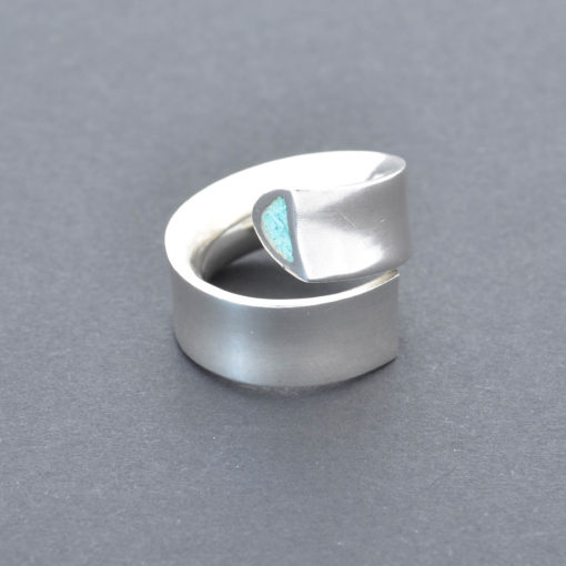 Turquoise silver ring. Spiral shaped ring. Elegant sleek ring. Sterling silver. Hand made jewelry, contemporary jewellery. Design by Pragga.