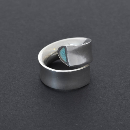 Turquoise silver ring. Spiral shaped ring. Elegant sleek ring. Sterling silver. Hand made jewelry, contemporary jewellery. Design by Pragga.